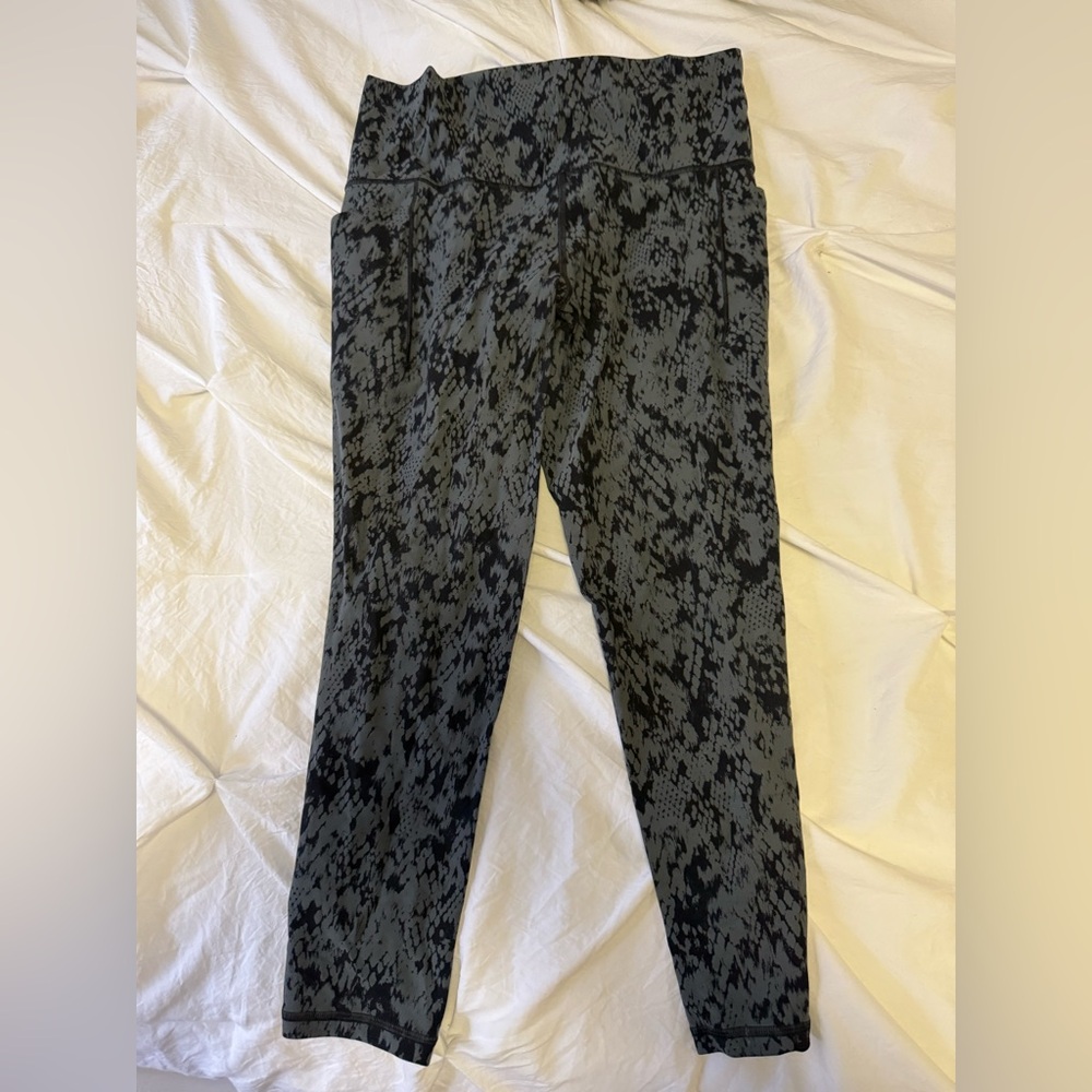 Athleta Patterned Leggings- Salutation Stash Pocket II Printed 7/8 length.